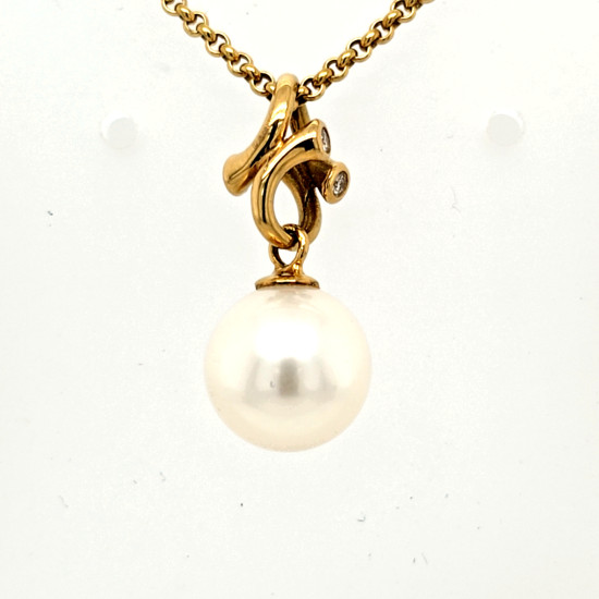 Pre Owned 18ct Pearl and Diamond Pendant and Chain ZV186